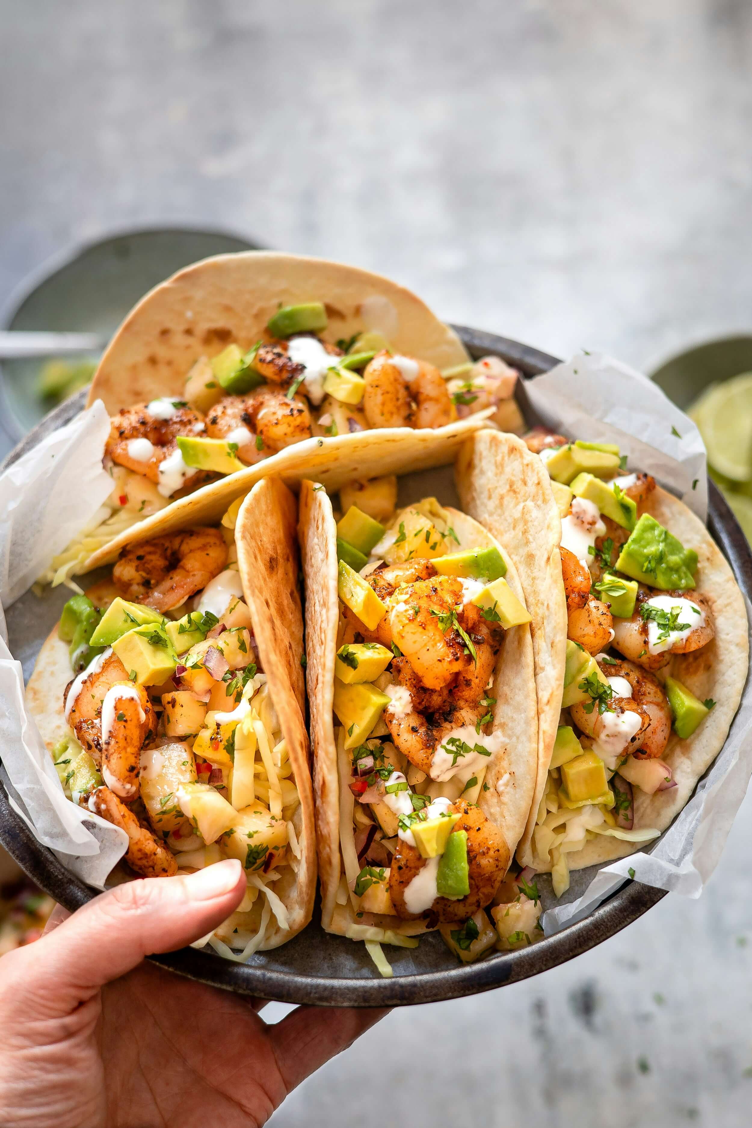 Tacos mexicains servis dans une assiette avec garnitures fraîches