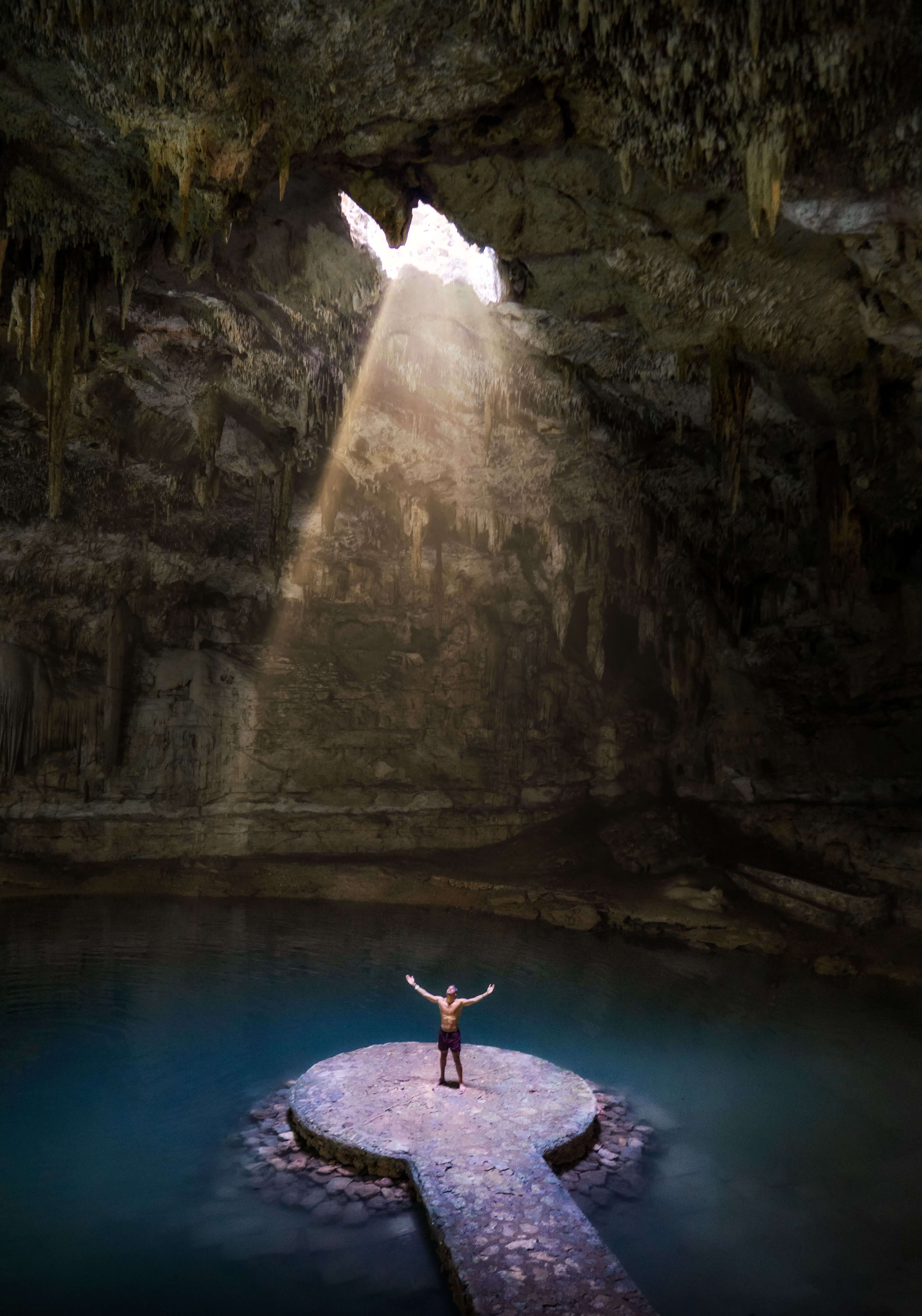 Eau cristalline d'un cenote mexicain entouré de roche et de végétation