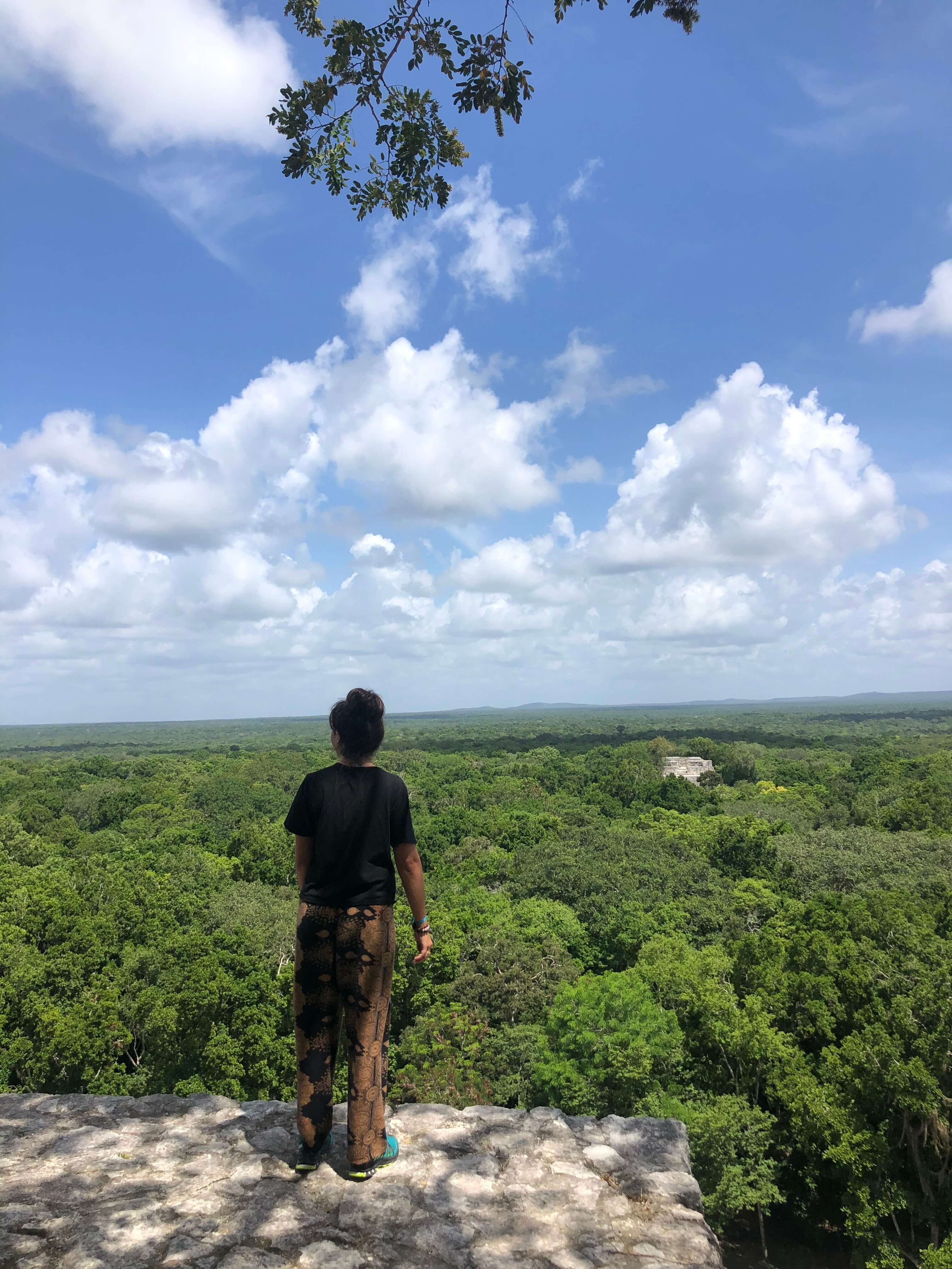 Immense site archéologique maya entouré de jungle au Mexique
