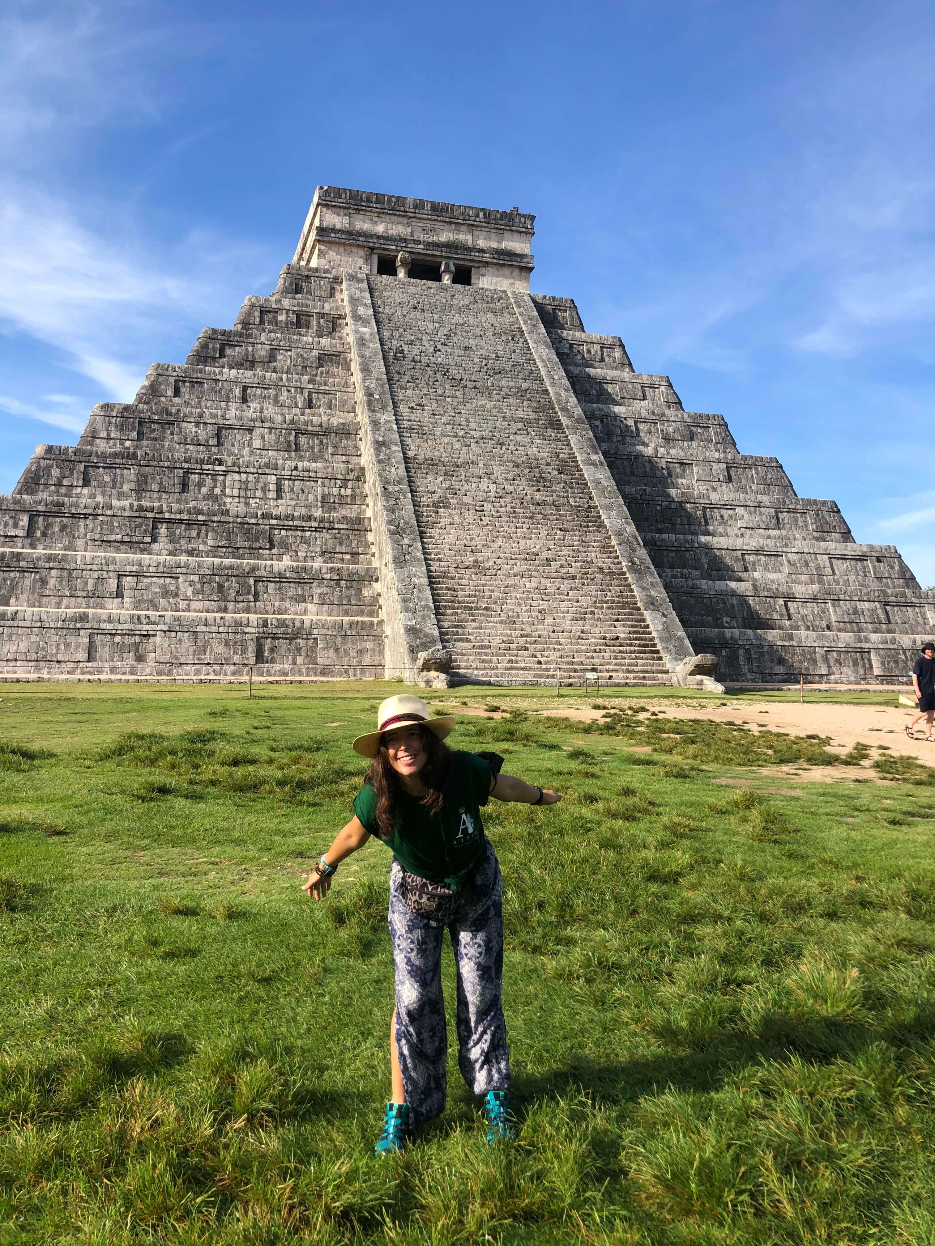Maïlys devant la pyramide de Chichén Itzá au Mexique