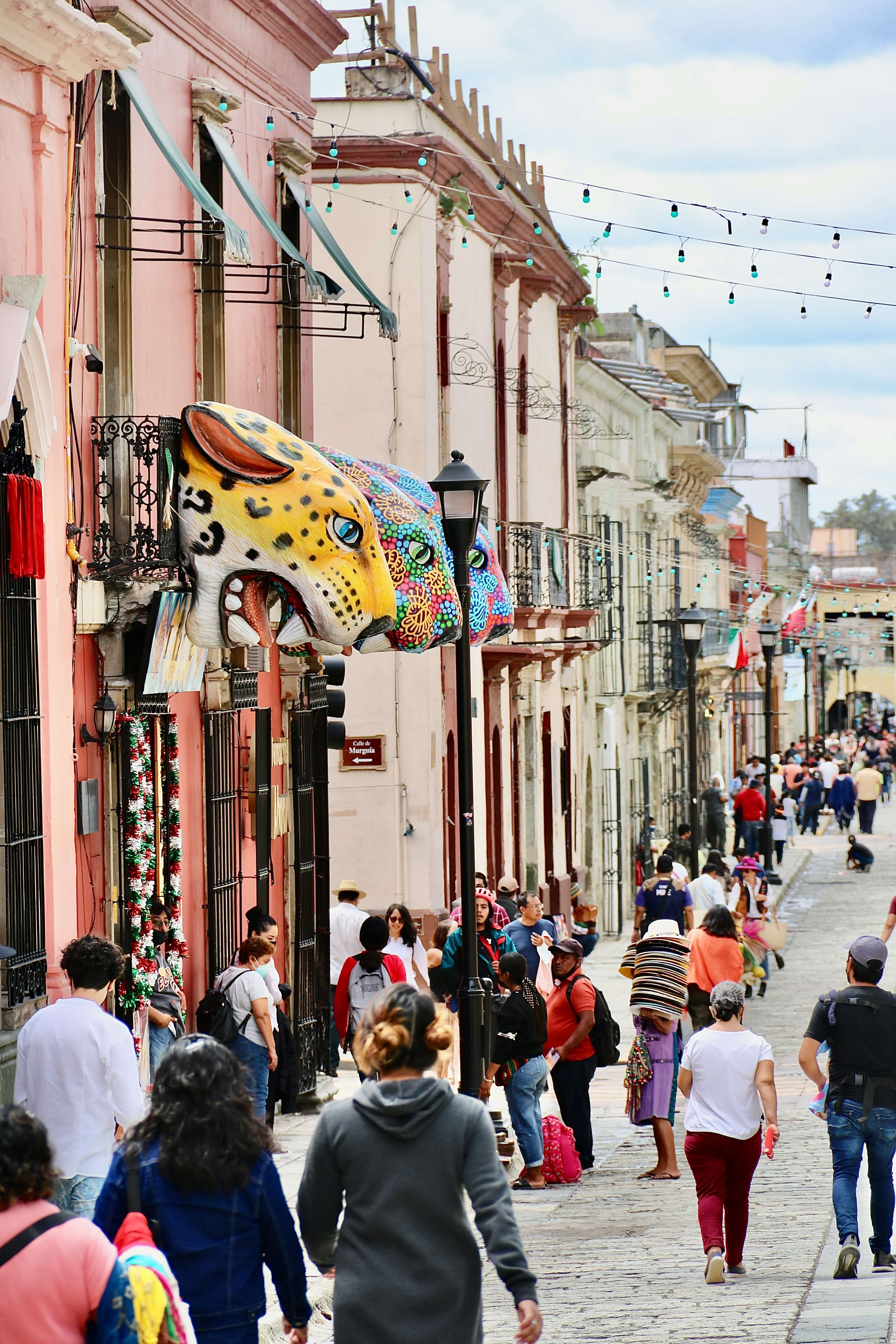 Rue colorée d'Oaxaca avec façades vives et ambiance locale au Mexique