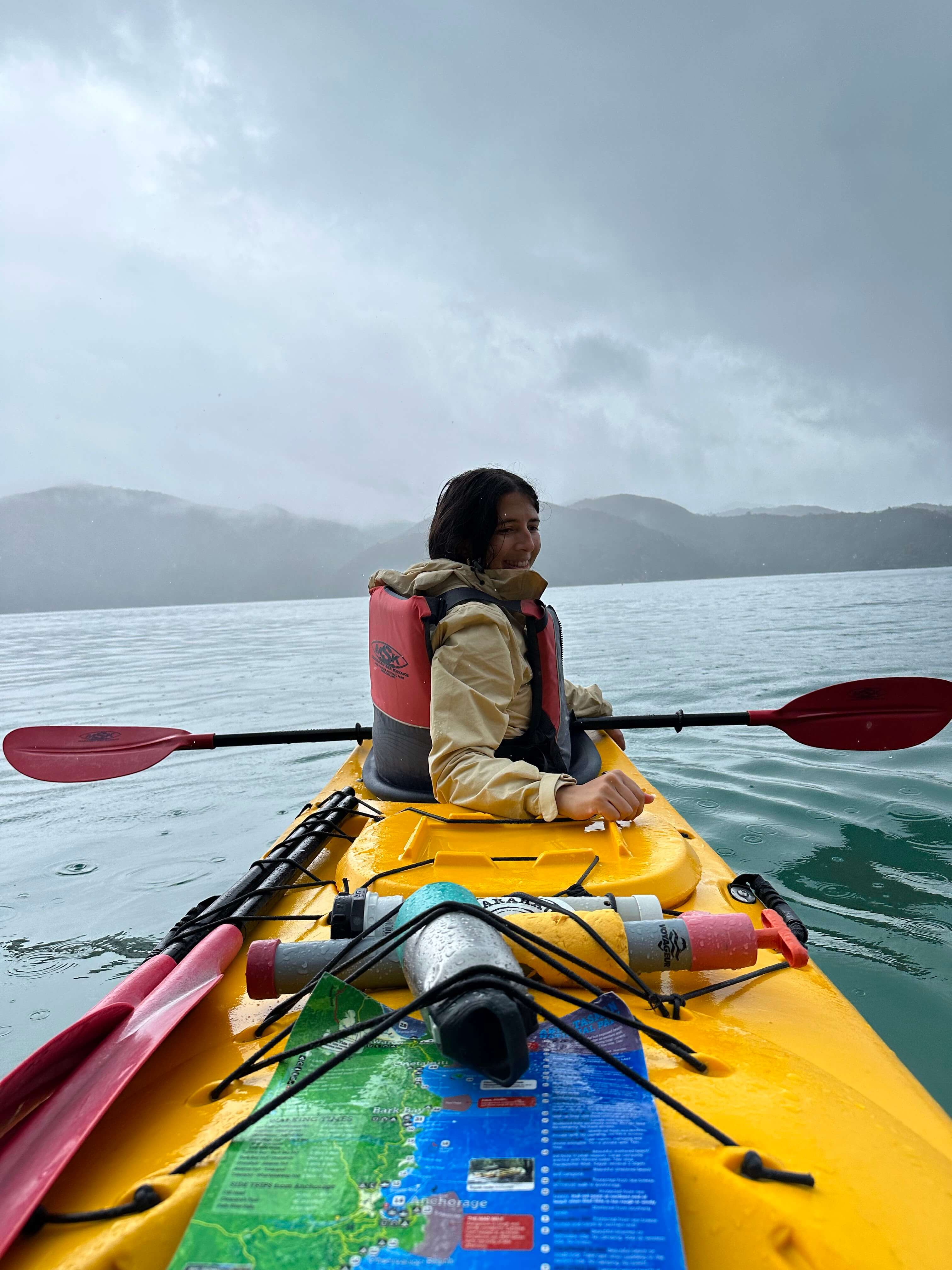 Maïlys en kayak sur une eau turquoise en Nouvelle-Zélande