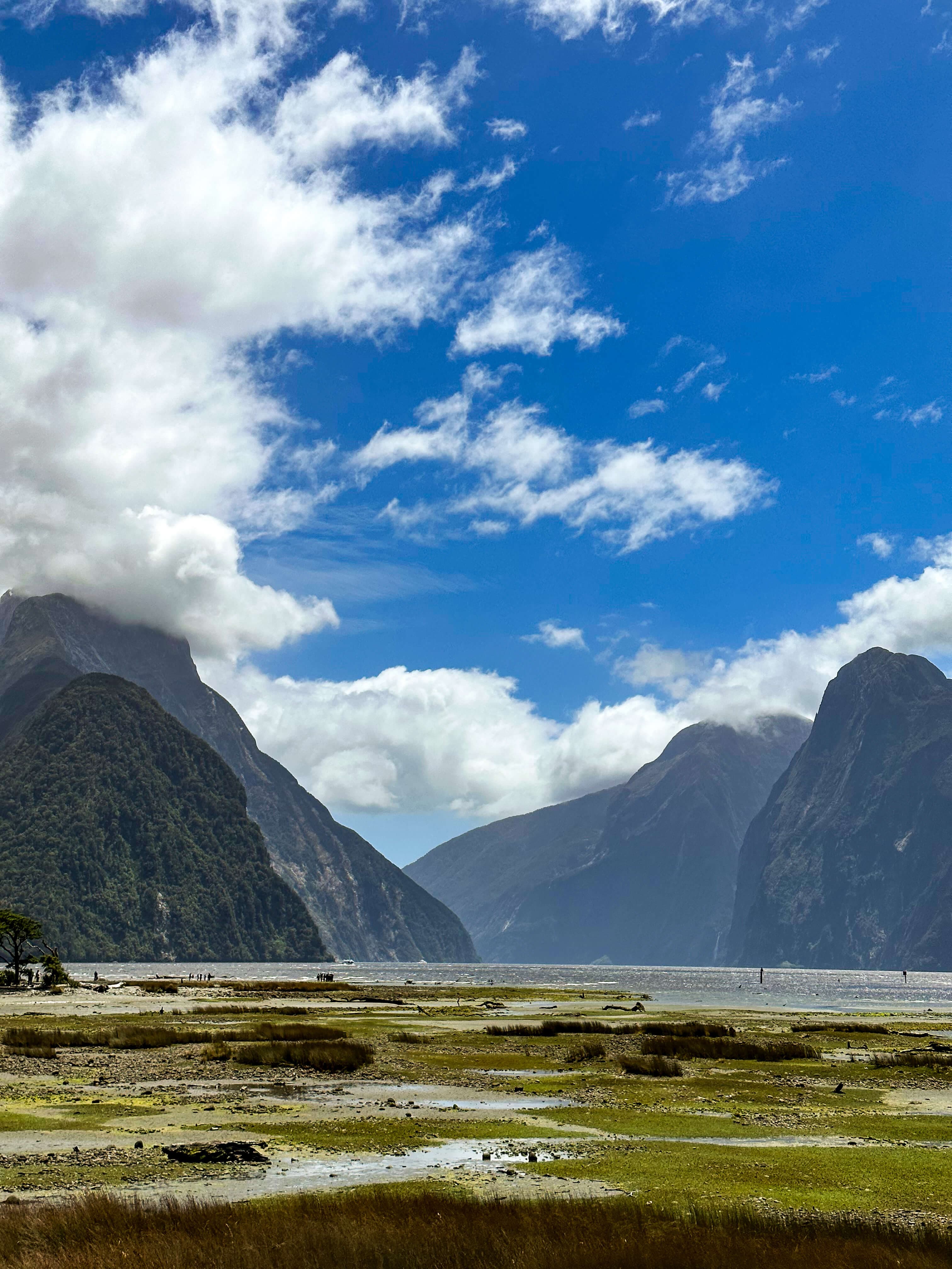 Milford Sound entouré de falaises et de cascades en Nouvelle-Zélande