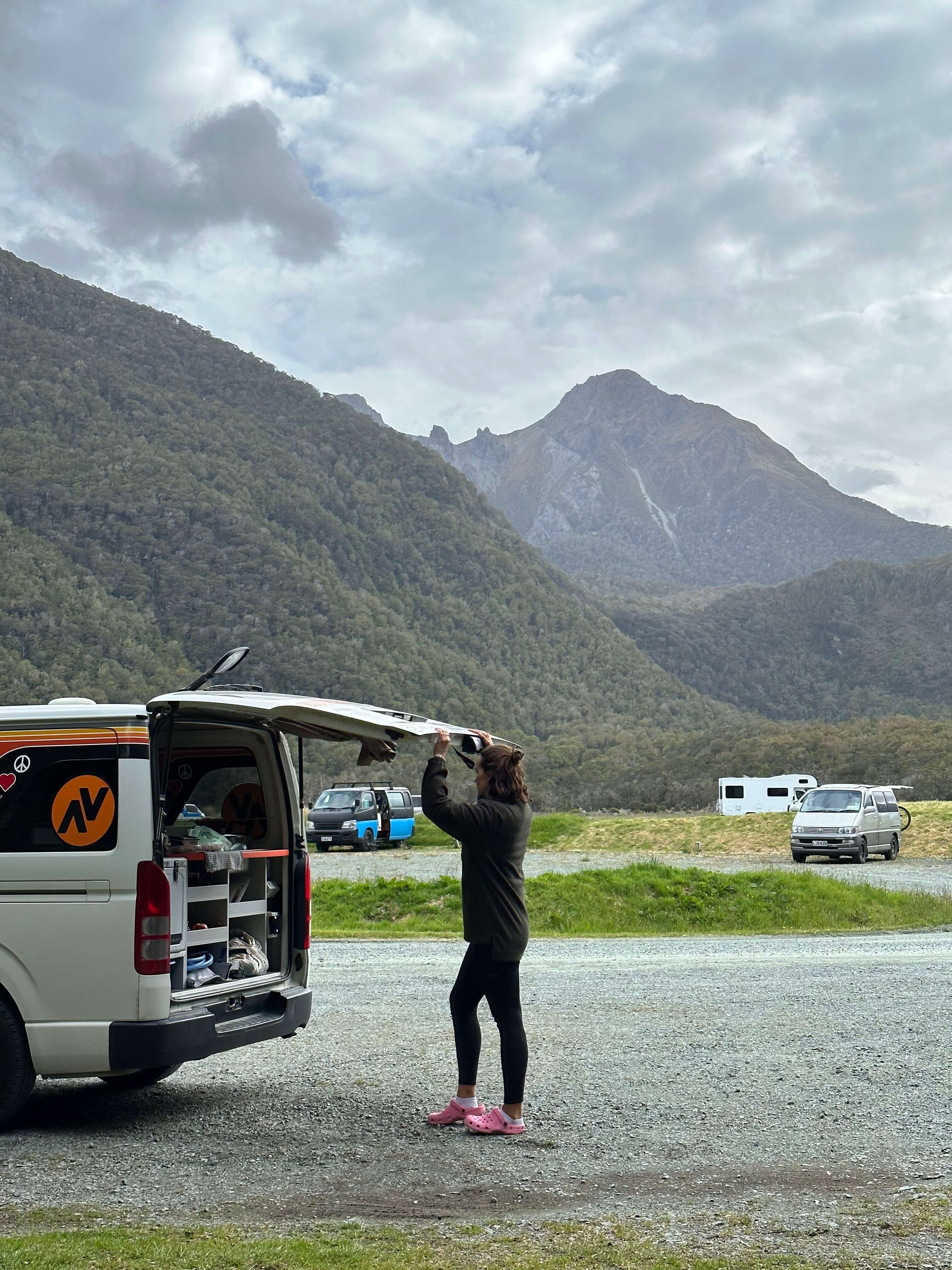 Van aménagé sur une route de Nouvelle-Zélande entourée de montagnes