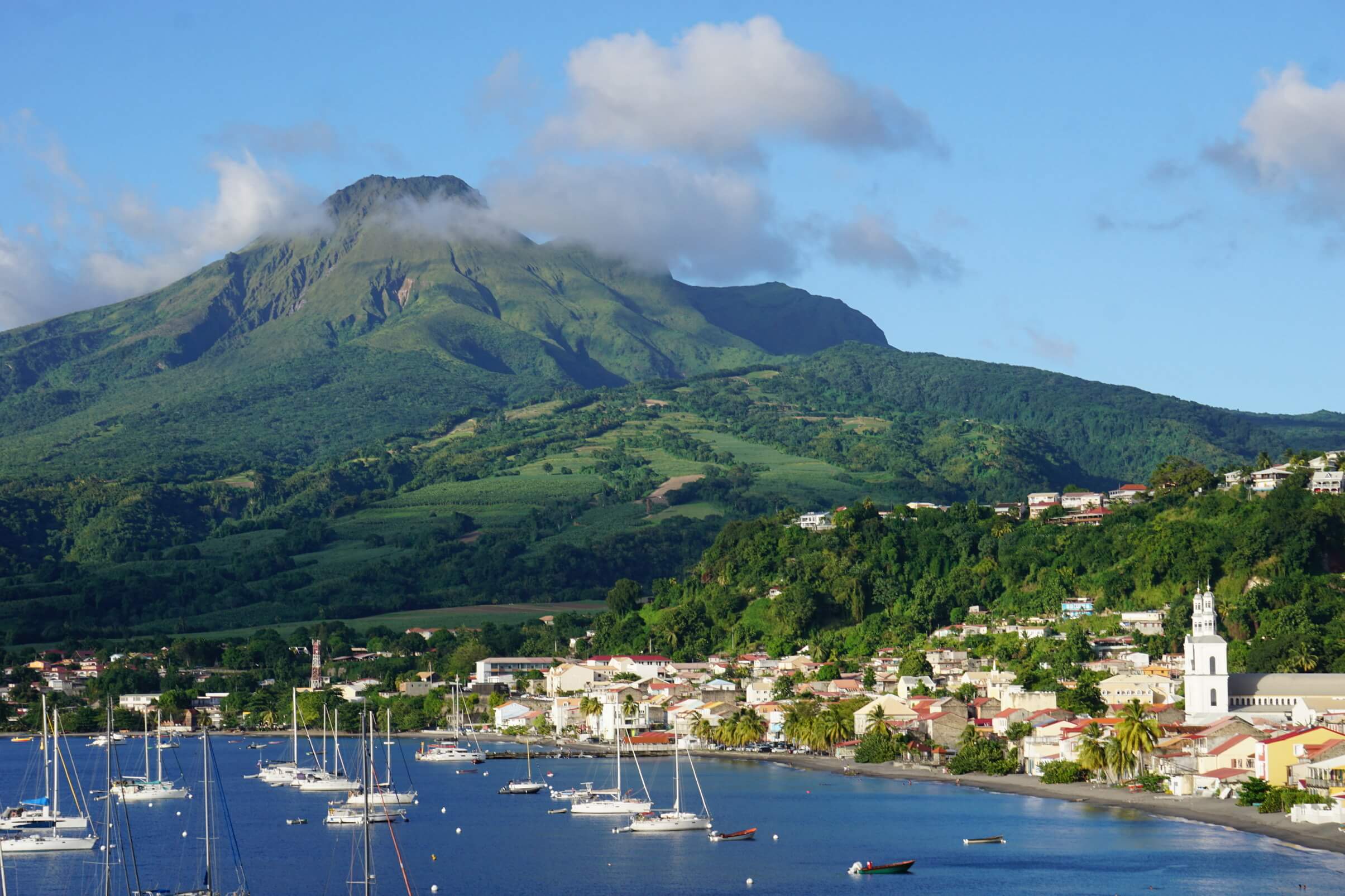 Vue sur la montagne Pelée, la baie et les voiliers en Martinique