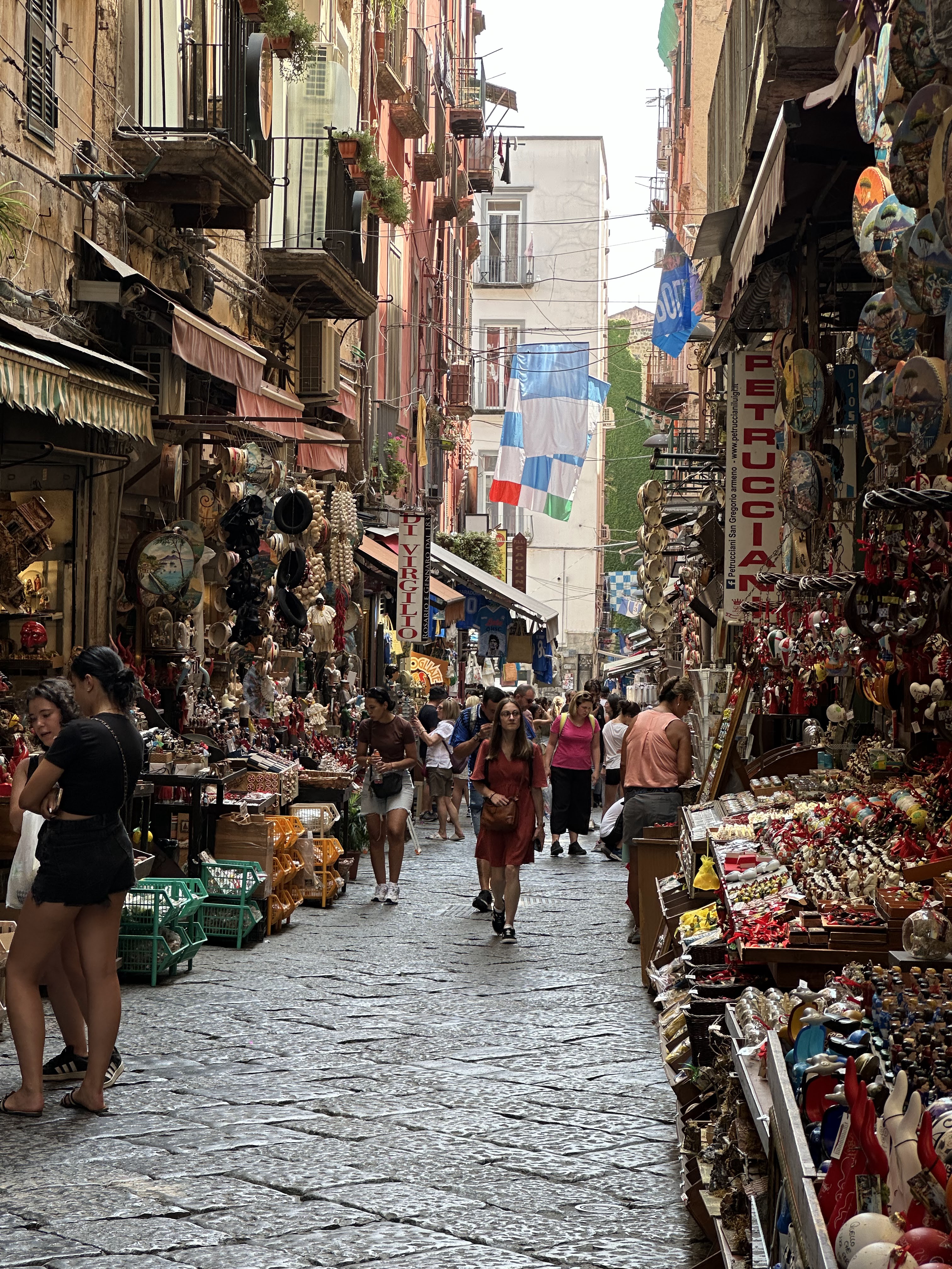 Ruelle animée dans le centre de Naples