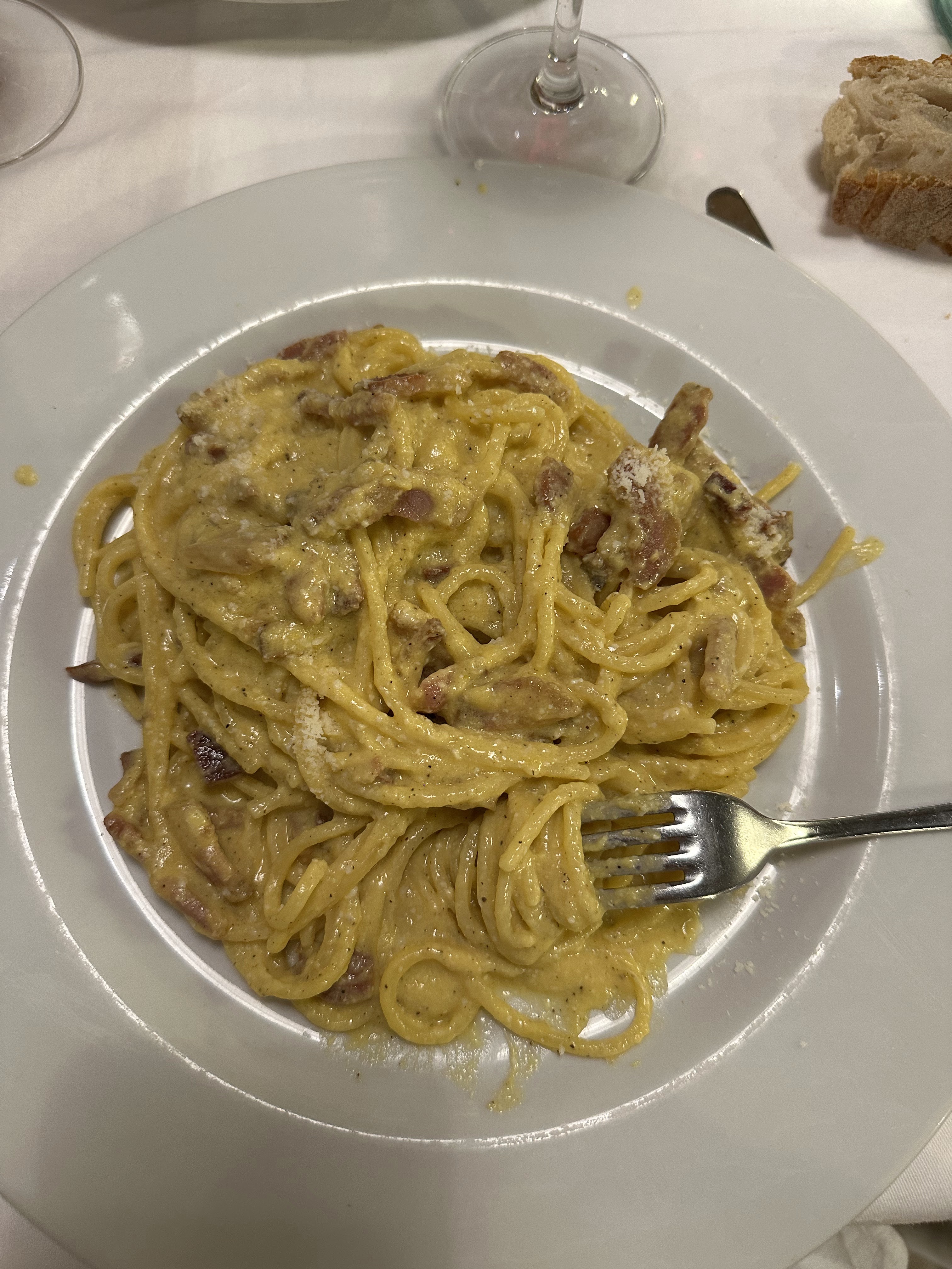 Assiette de pâtes carbonara dégustée à Rome