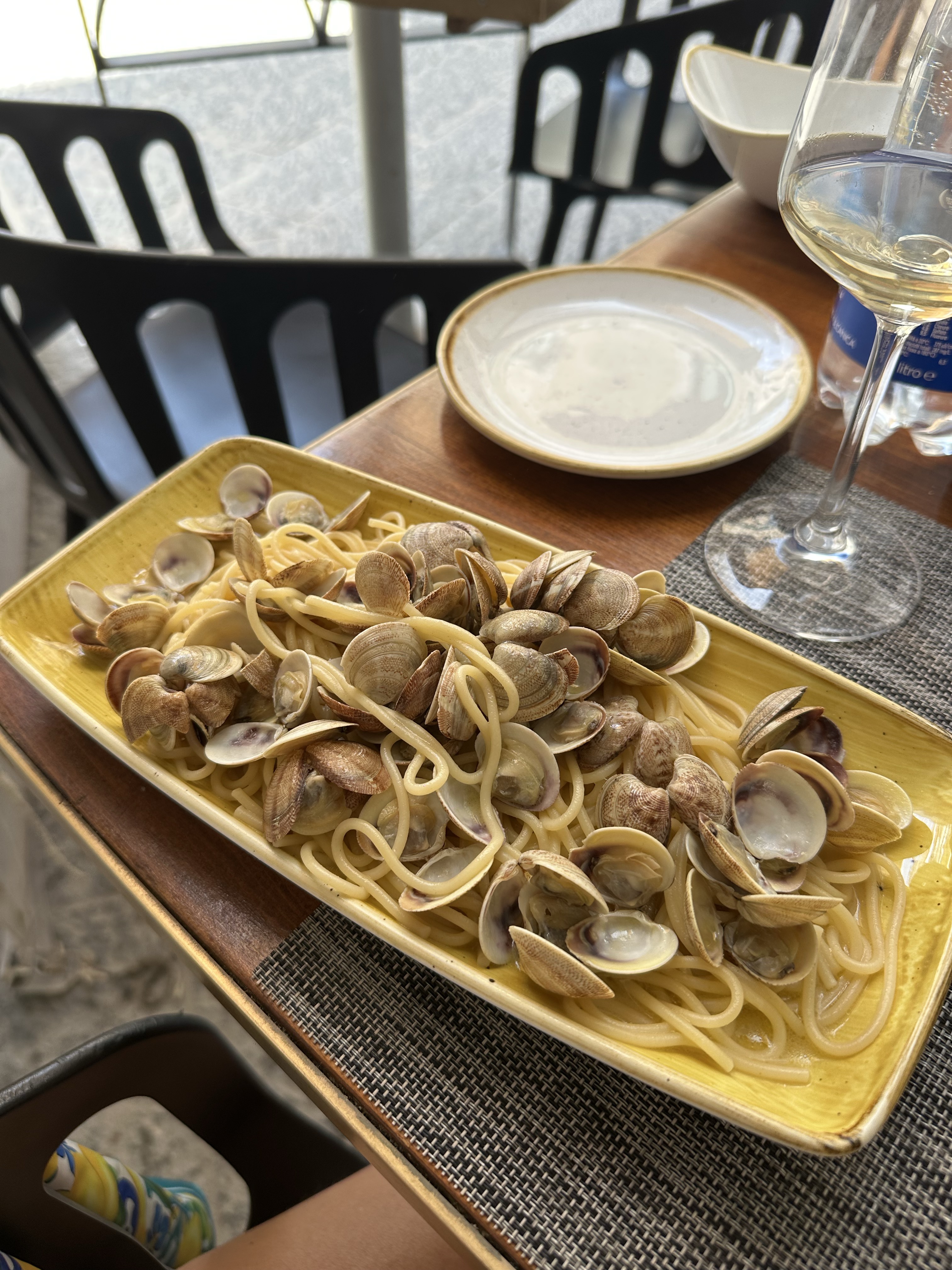 Assiette de pâtes aux palourdes dégustée dans les Pouilles