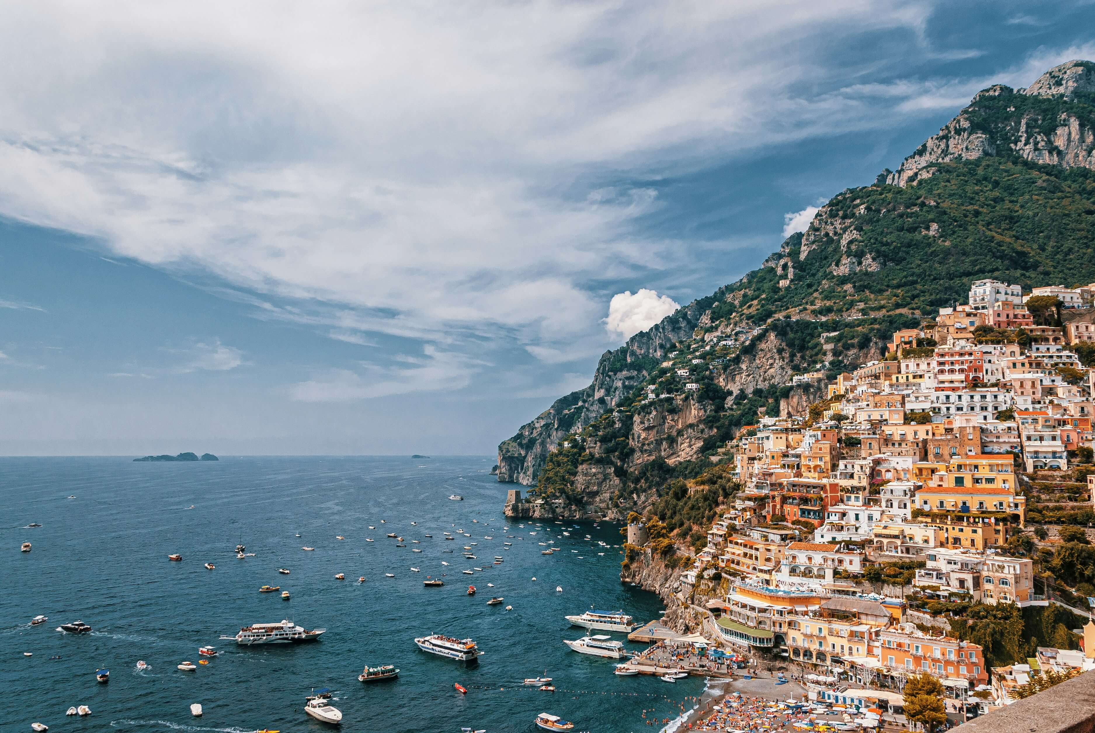 Vue sur Positano et la mer sur la côte amalfitaine en Italie