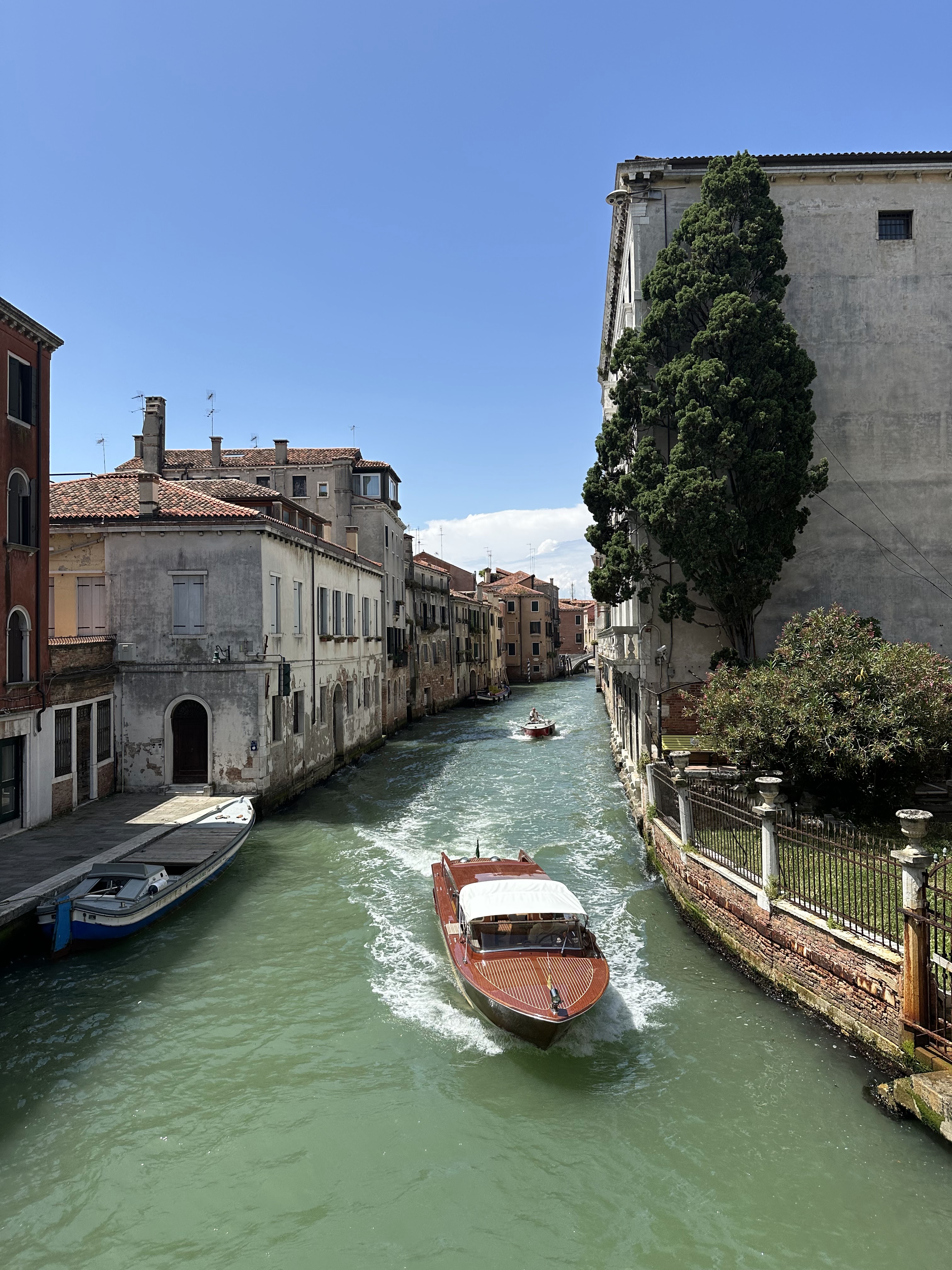 Canal de Venise avec un bateau sur l’eau