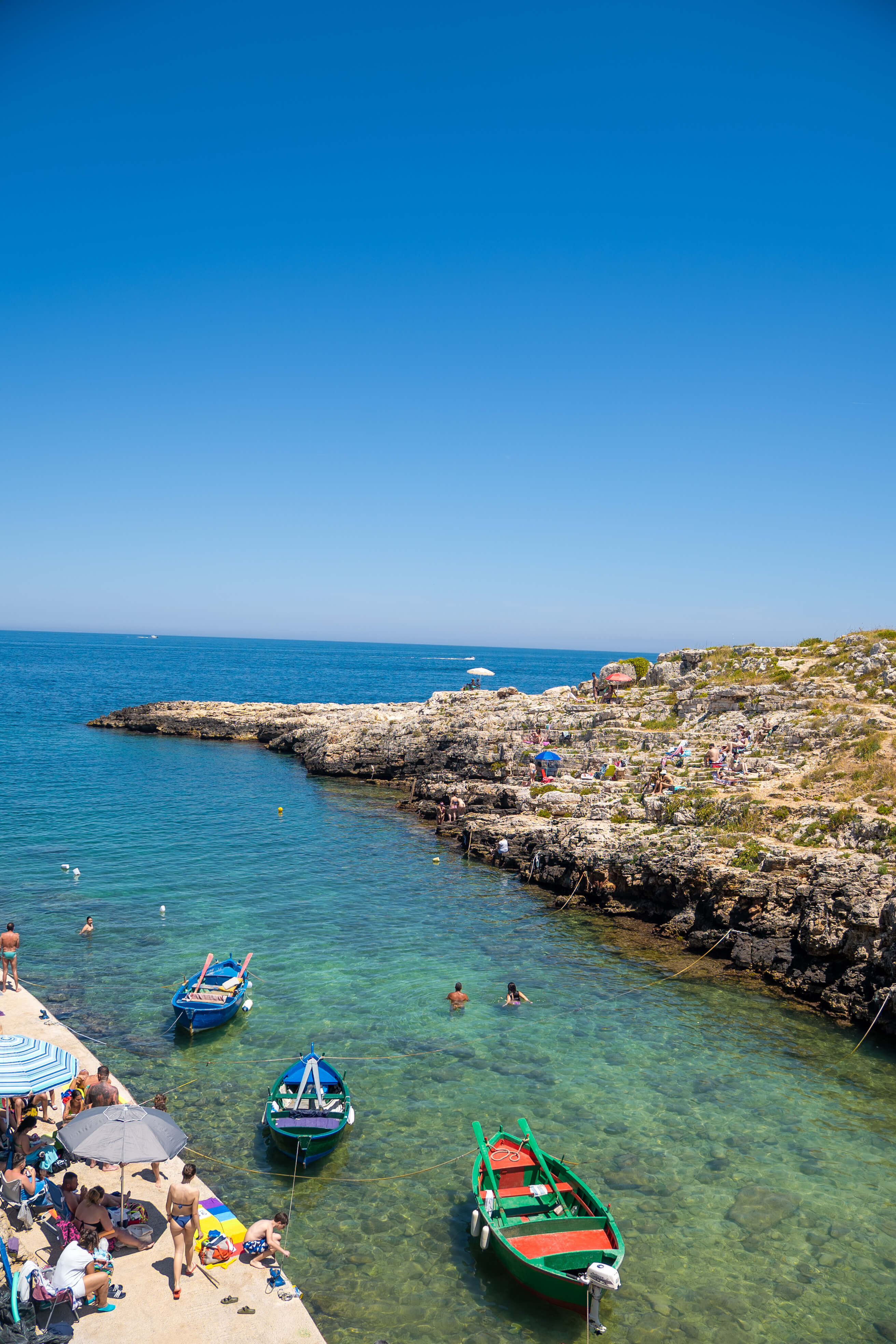 Crique aux eaux turquoise près de Polignano a Mare dans les Pouilles