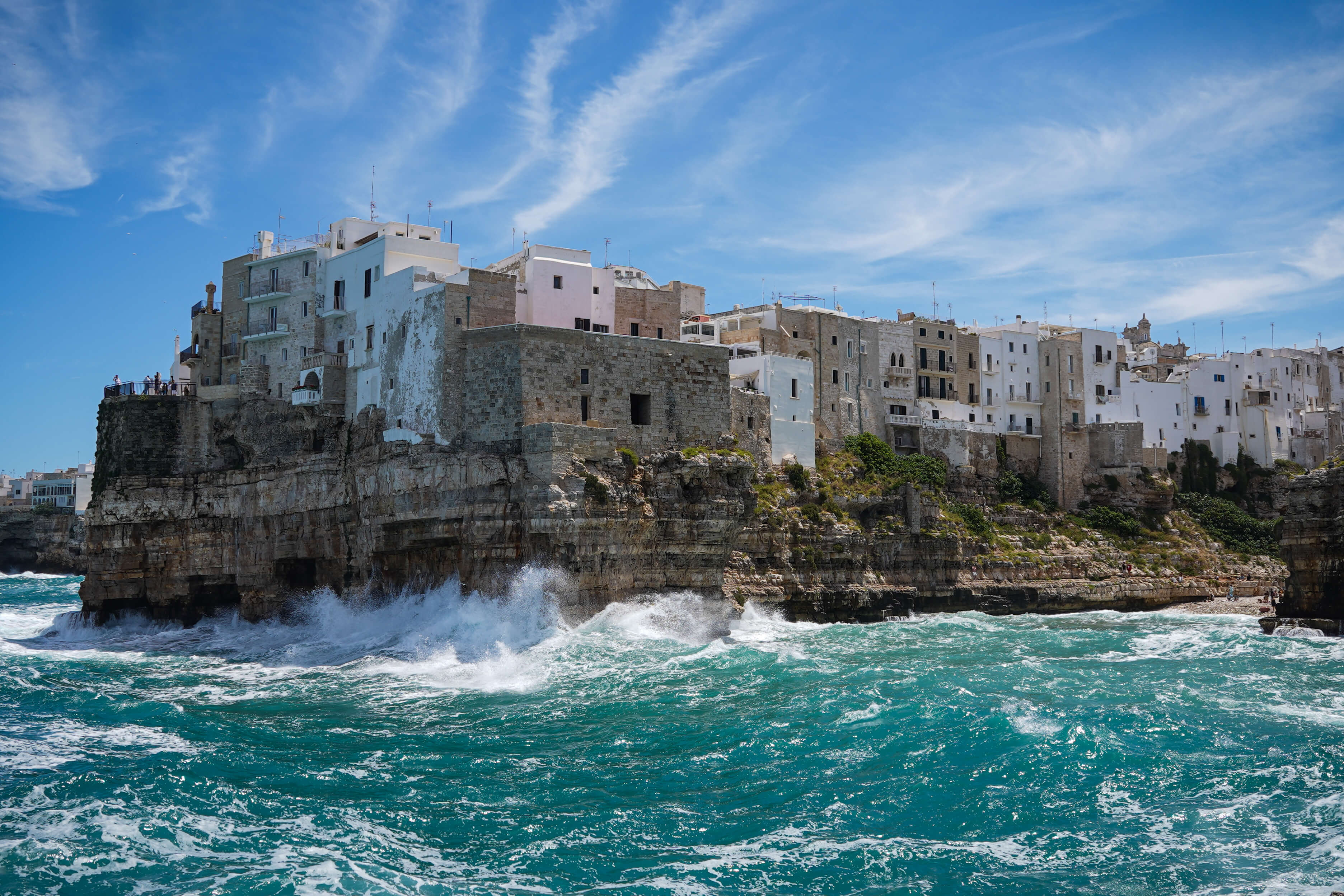 Polignano a Mare et ses falaises au bord de la mer dans les Pouilles