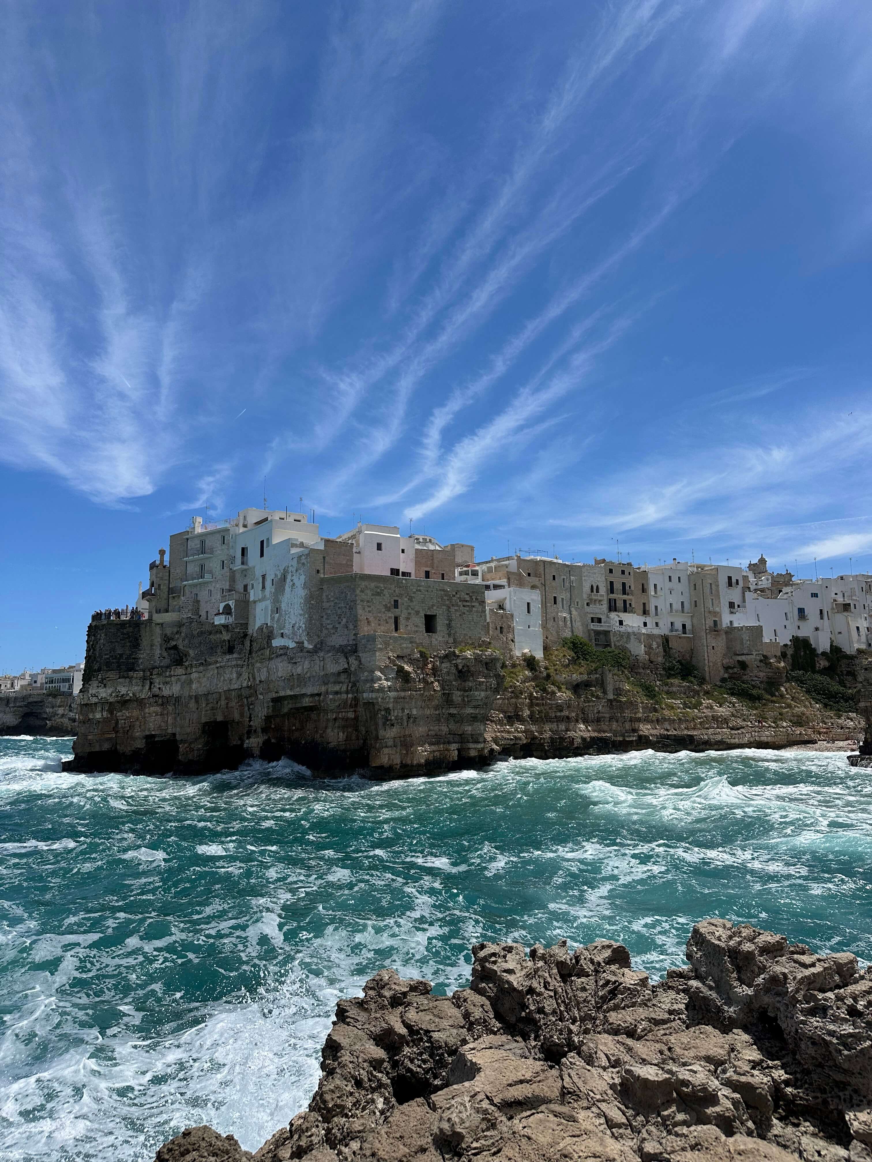 Vue verticale de Polignano a Mare au bord de la mer dans les Pouilles