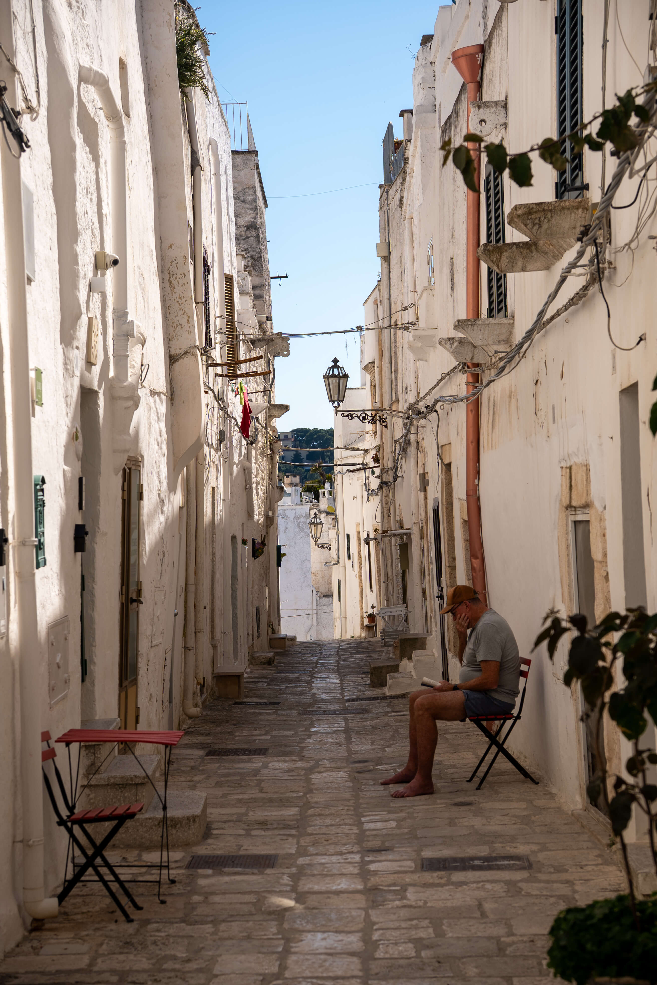 Ruelle blanche dans le village d’Ostuni dans les Pouilles