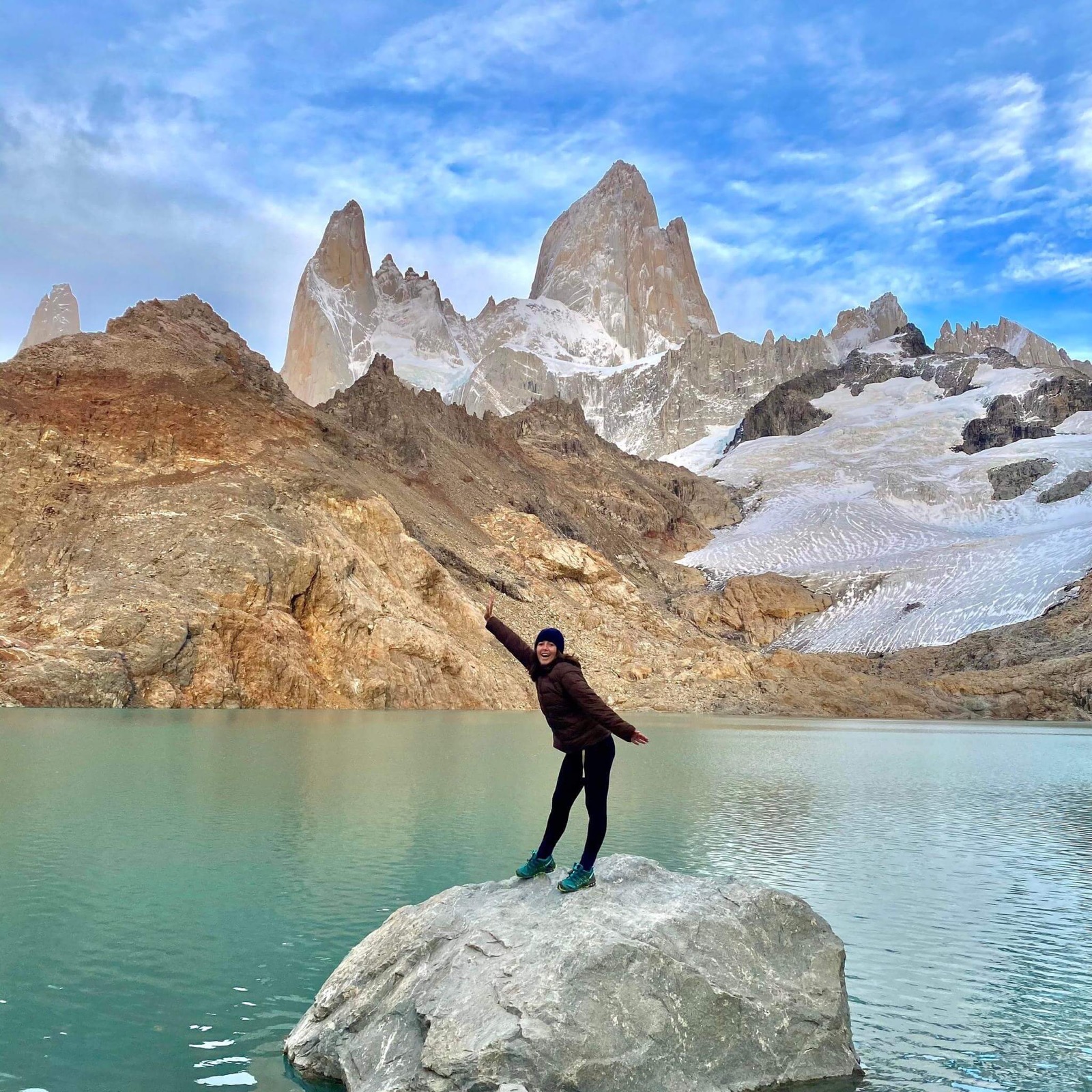 Maïlys, votre travel planner, debout sur un rocher devant la Laguna de los Tres et le Fitz Roy en Patagonie
