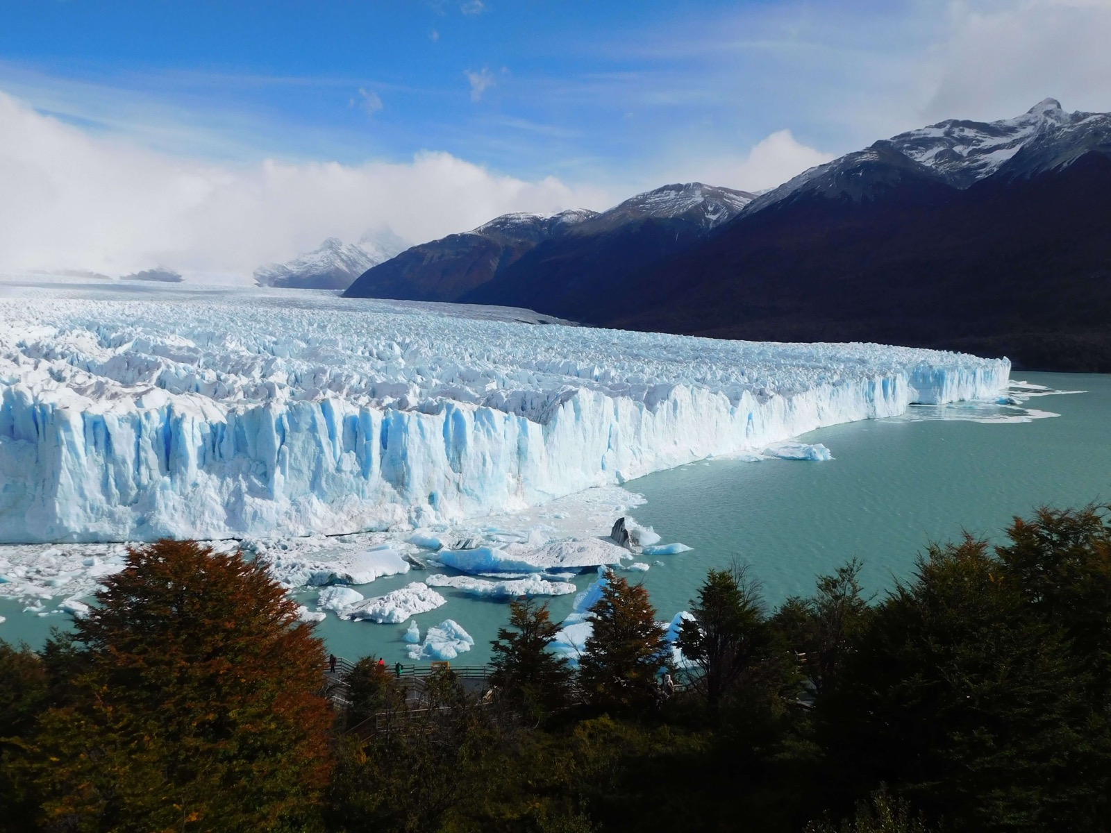 Vue panoramique du glacier Perito Moreno et de son lac turquoise près d'El Calafate