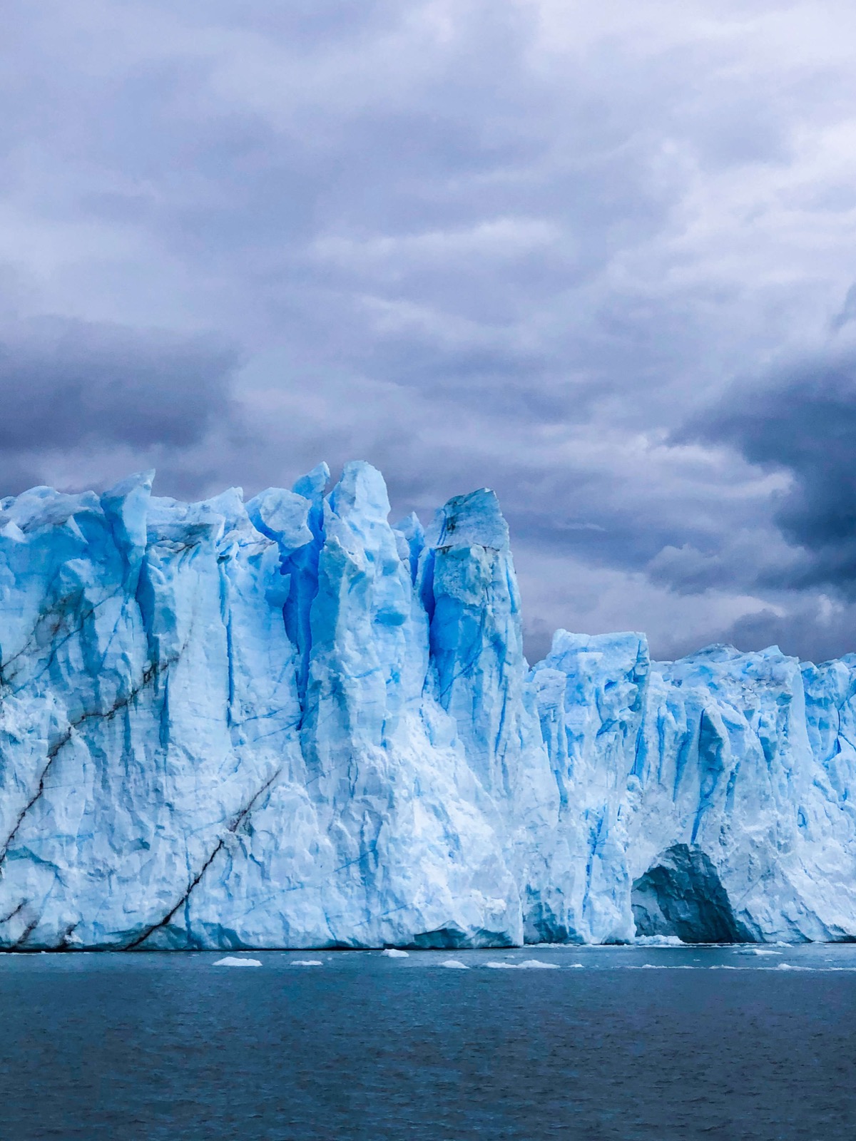 Le mur de glace bleutée du glacier Perito Moreno sous un ciel nuageux en Argentine