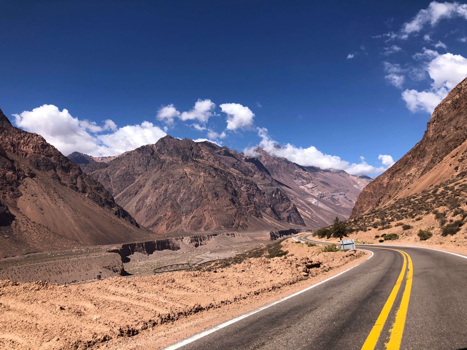 Montagnes colorées et route de terre rouge dans la région de Salta, dans le nord de l'Argentine