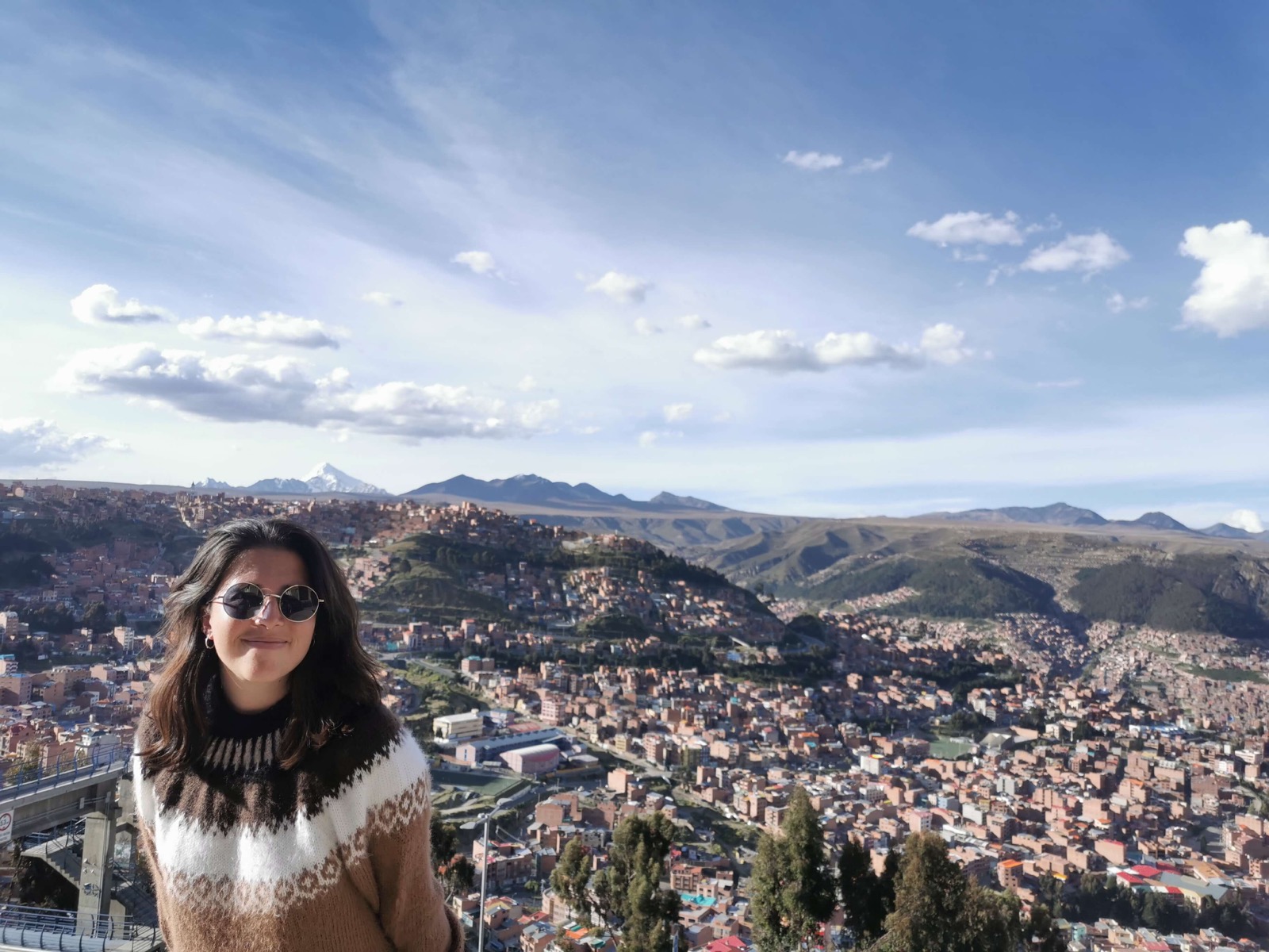 Maïlys, votre travel planner, devant le panorama de La Paz et le sommet enneigé de l'Illimani