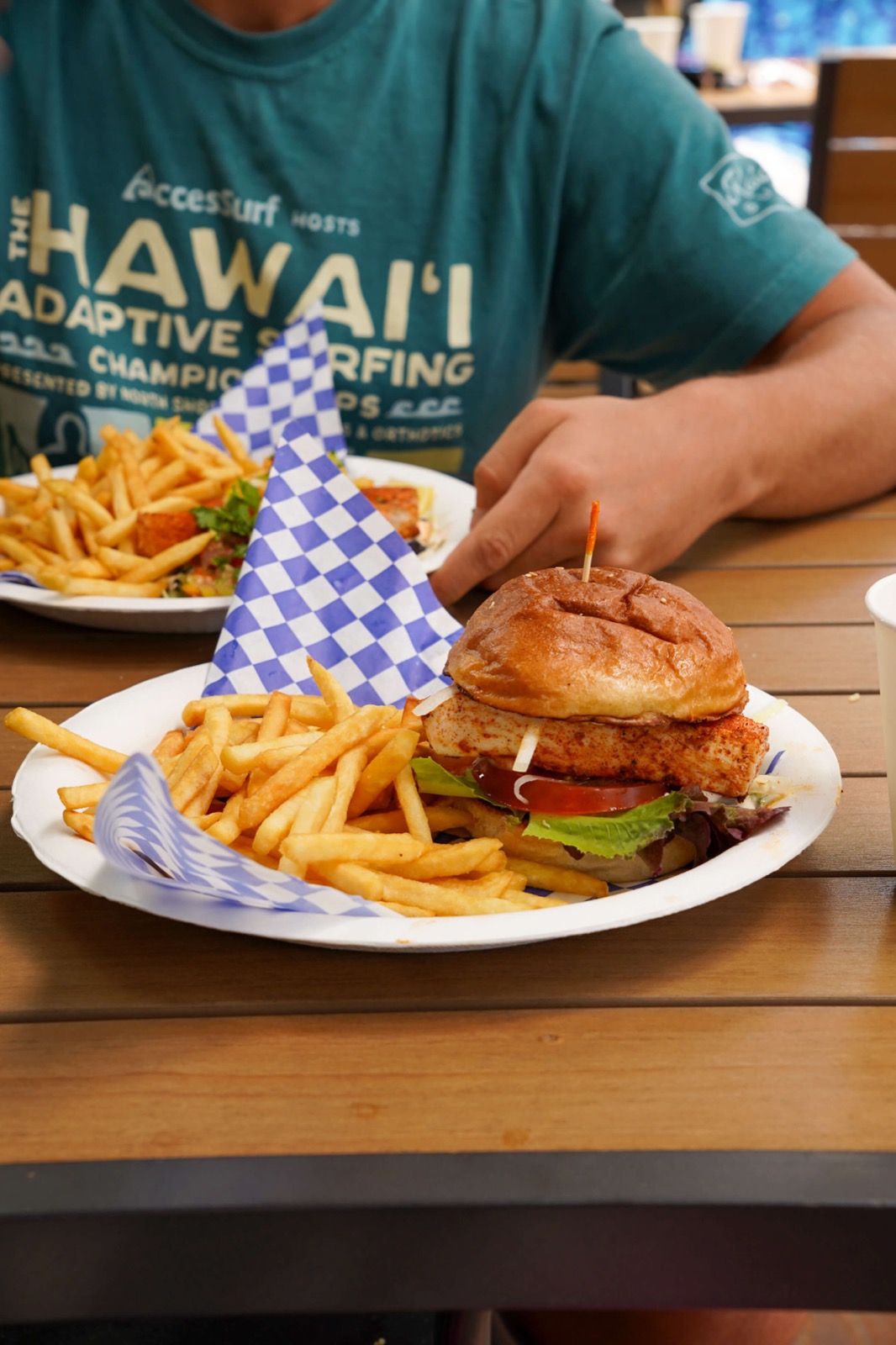 Burger maison et frites servis dans un restaurant décontracté en bord de plage à Hawaï