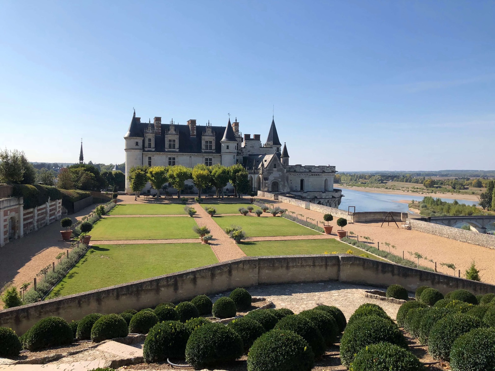 Château royal d'Amboise dominant la Loire et ses jardins en terrasse