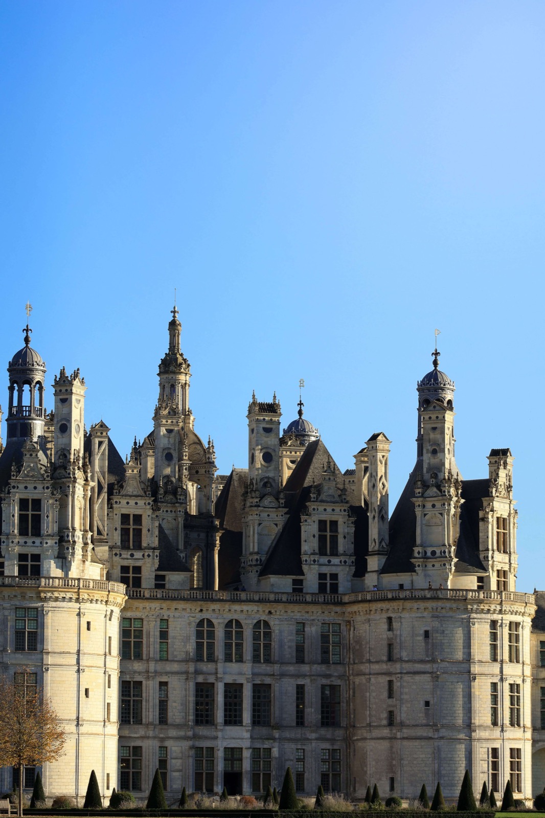 Les tours et lanternons du château de Chambord se détachant sur un ciel bleu