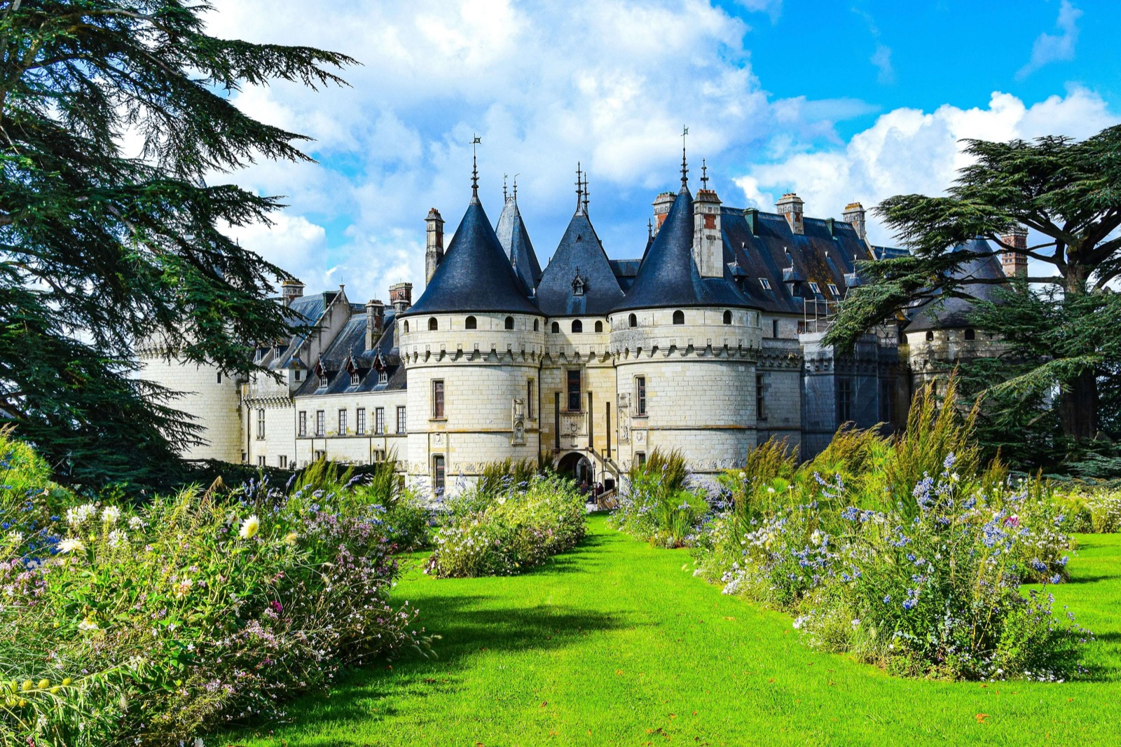 Château de Chaumont-sur-Loire et ses tourelles entourés de jardins fleuris