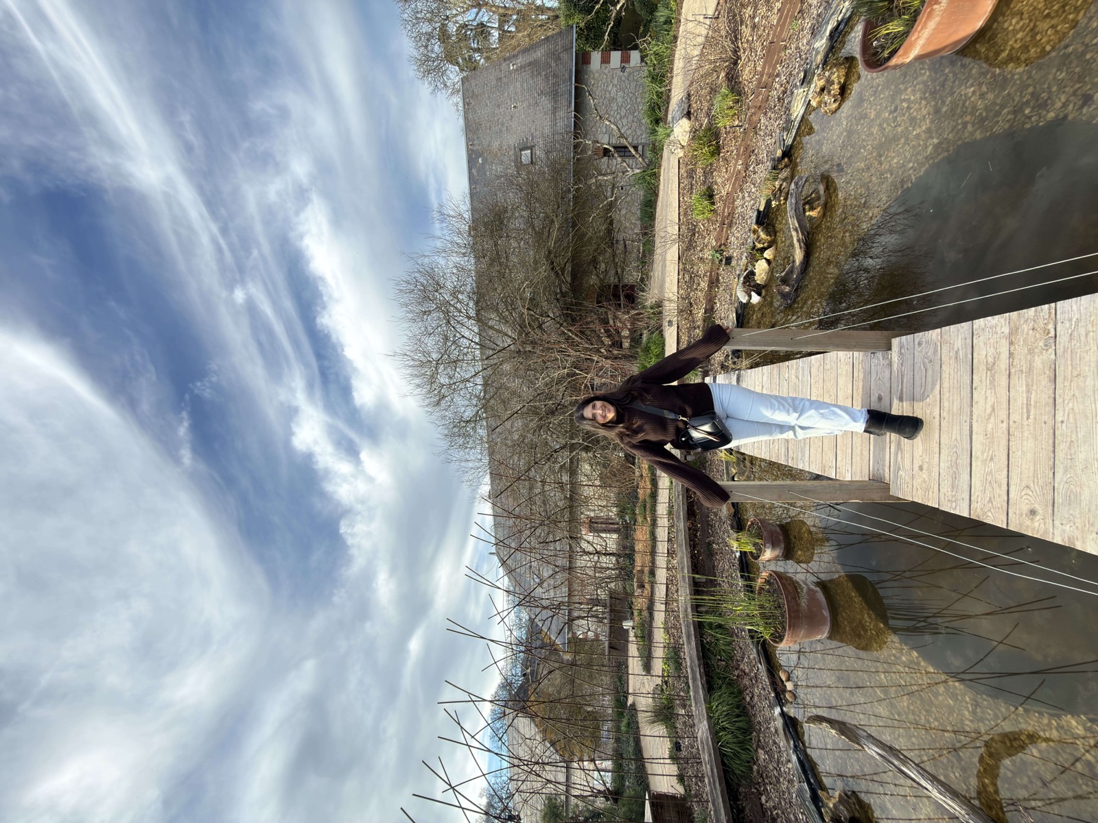 Maïlys, votre travel planner, sur une passerelle au-dessus d'un bassin dans les jardins de Chaumont-sur-Loire